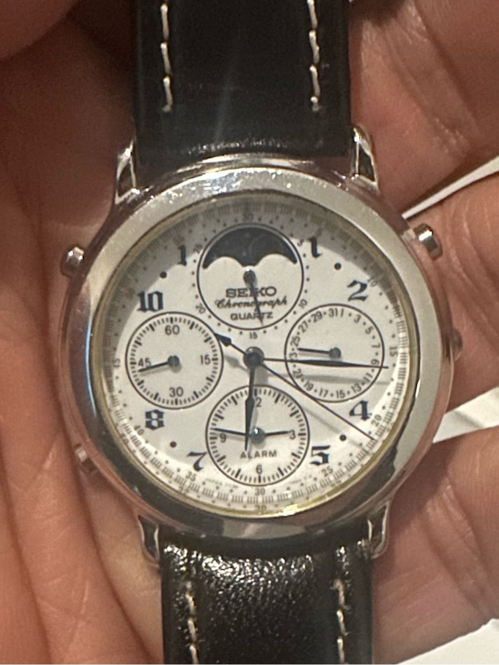 Seiko Menโs White Dial Chronograph with Black Leather Strap and Moonphase